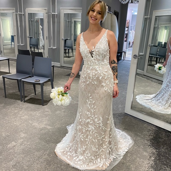 Wedding Dress: NEVER WORN OR ALTERED, A-Line, Size 4 - Picture 1 of 3